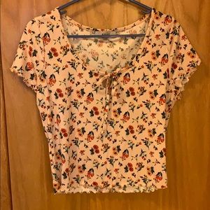 cute little summer top. Flower print, short sleeve